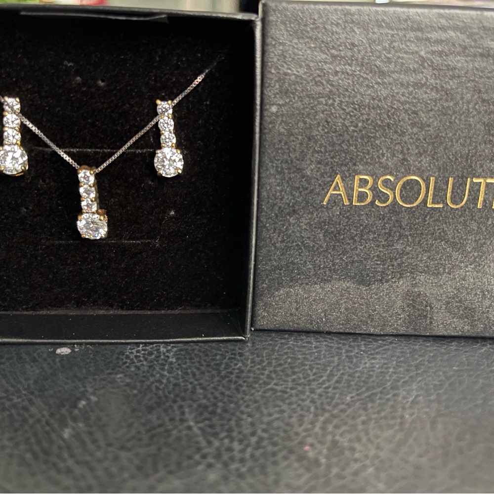 Timeless Silver Necklace with Sparkling Stones